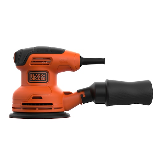 Een oranje en zwarte elektrische excentrische schuurmachine van het merk BLACK+DECKER met een stofopvangaccessoire.