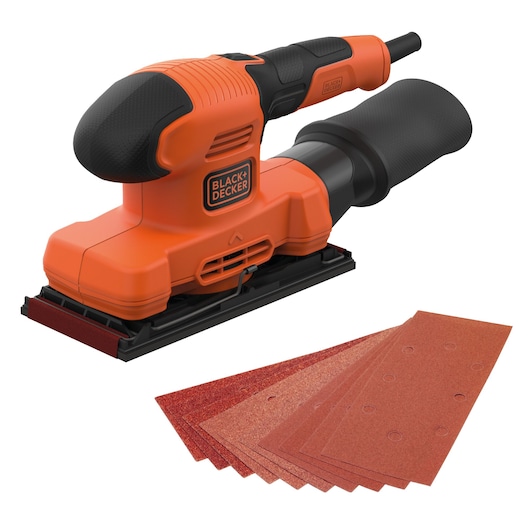 BLACKDECKER BEW220KAX oranje-zwarte vlakschuurmachine met stofzak en schuurbladen, vooraanzicht.