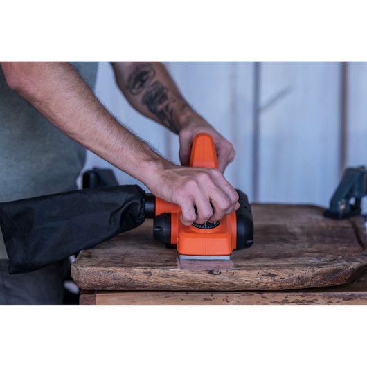 Photo de la ponceuse électrique BLACKDECKER BEW712 utilisée sur une surface en bois