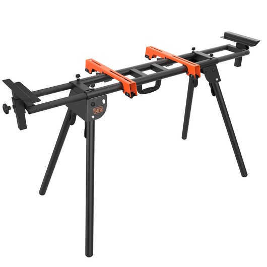 Een BLACK+DECKER BEZ100 fotografieapparatuurstandaard met een stevig zwart metalen frame en oranje beugels, ontworpen voor het ondersteunen van camera's of verlichtingsapparatuur.