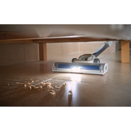 BLACKDECKER BHFEA420J tête d’aspirateur avec LED nettoyant des miettes sous un meuble sur sol carrelé