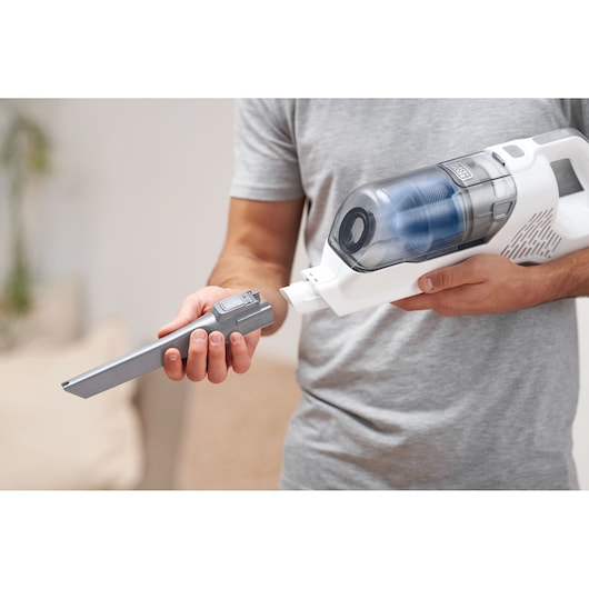 Photo d’aspirateur à main BLACKDECKER BHFEA420J avec embout gris inséré.