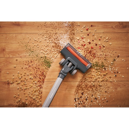BLACKDECKER BHFEA520J aspirateur balai nettoyant des saletés sur sol en bois, vue de dessus photographie
