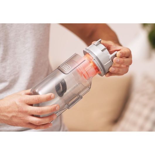 Photo du bac à poussière BLACKDECKER BHFEA520J avec filtre orange retiré, détail en gros plan.