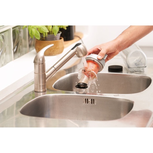 BLACKDECKER BHFEA520J filtre d’aspirateur rincé sous robinet de cuisine au-dessus évier en acier inox.