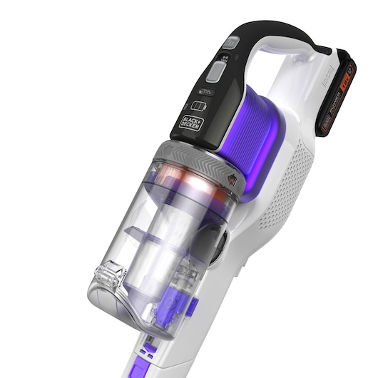 Image en gros plan d'un aspirateur sans fil BLACK+DECKER avec un réservoir à poussière transparent et des accents violets.