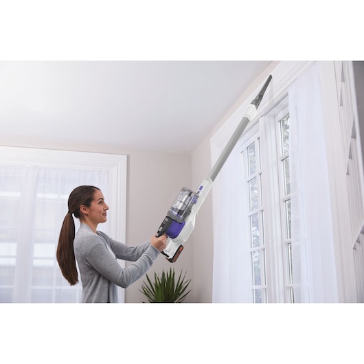 BLACKDECKER BHFEV1825CP draadloze stofzuiger met verlengstuk voor het schoonmaken van raamkozijnen binnen.