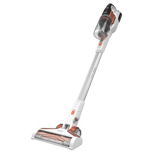 Un aspirateur balai sans fil au design blanc et orange, doté d'un récipient à poussière transparent et d'une longue poignée. Ce produit est de la marque BLACK+DECKER.