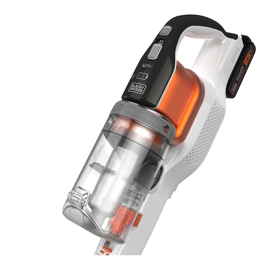 Vue rapprochée d’un aspirateur à main sans fil BLACK+DECKER avec un récipient à poussière transparent et un filtre orange, avec boutons de commande sur la poignée.