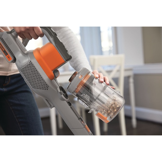 Photo de l'aspirateur sans fil BLACK+DECKER BHFEV182B, gros plan sur le réservoir à poussière vidé à l'intérieur.