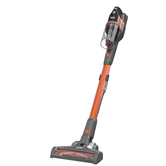 Een draadloze steelstofzuiger van BLACK+DECKER met een oranje en grijze uitvoering, voorzien van een transparante stofcontainer en een gemotoriseerde borstelkop.