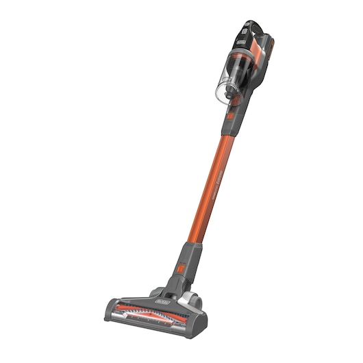 Een draadloze steelstofzuiger van BLACK+DECKER met een oranje en zwart ontwerp, voorzien van een transparante stofcontainer, een schuine handgreep en een brede vloerborstel.