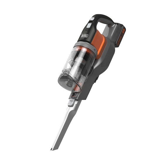 Een BLACK+DECKER draadloze stofzuiger met een transparante stofcontainer en een oranje accent, voorzien van een lange, smalle mondstuk.