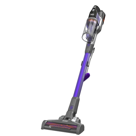 Un aspirateur balai sans fil BLACK+DECKER avec un design violet et gris, doté d'un récipient à poussière transparent et d'une tête de brosse motorisée.