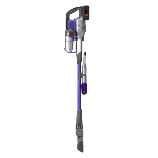 Een BLACK+DECKER BHFEV362DP draadloze steelstofzuiger met een paars en grijs ontwerp, voorzien van een transparante stofcontainer en bevestigde schoonmaakaccessoires, rechtop getoond op een witte achtergrond.