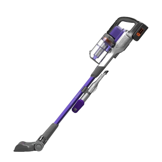 Een draadloze steelstofzuiger van BLACK+DECKER met een paarse en grijze uitstraling, voorzien van een afneembare handunit en diverse reinigingsaccessoires.