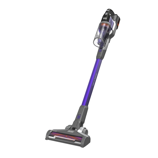 Een snoerloze steelstofzuiger met een transparante stofcontainer, een paarse verlengbuis en een brede reinigingskop. Het apparaat heeft het merk BLACK+DECKER.