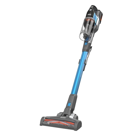 Draadloze steelstofzuiger met een blauwe buis en een transparante stofcontainer, ontworpen door BLACK+DECKER.
