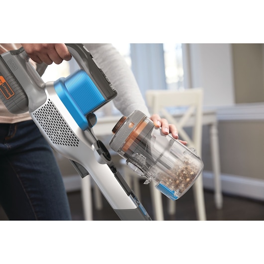 Aspirateur sans fil BLACKDECKER BHFEV362D bleu et gris, bac à poussière vidé à l'intérieur.