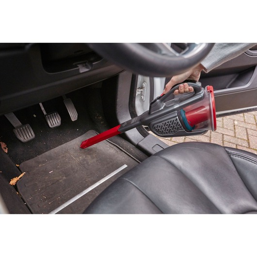 BLACKDECKER BHHV315J handstofzuiger reinigt automatten met rode smalle zuigmond.