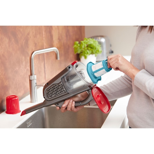 BLACKDECKER BHHV315J handstofzuiger met filter wordt schoongemaakt in keuken.