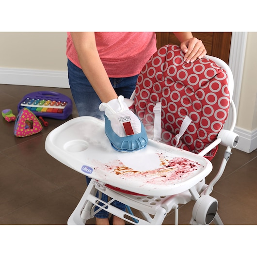 BLACKDECKER BHSM1615DSM stoomreinigingshandschoen reinigt etensvlekken van kinderstoelblad, rood patroon op stoel zichtbaar.