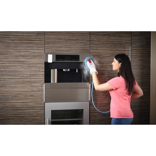 BLACKDECKER BHSM1615DSM stoomreiniger handschoen gebruikt op ingebouwd keukenapparaat.