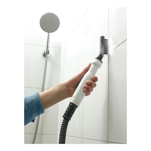 BLACKDECKER BHSM1615DSM stoomreiniger met borstel reinigt douchetegelvoegen.