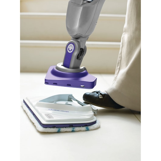BLACK+DECKER BHSM1615DSM stoommopkop close-up met voetpedaal op witte tegelvloer.