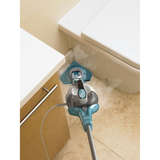 BLACKDECKER BHSM166DSM stoommop reinigt badkamervloer bij het toilet, blauw met grijs, bovenaanzicht.