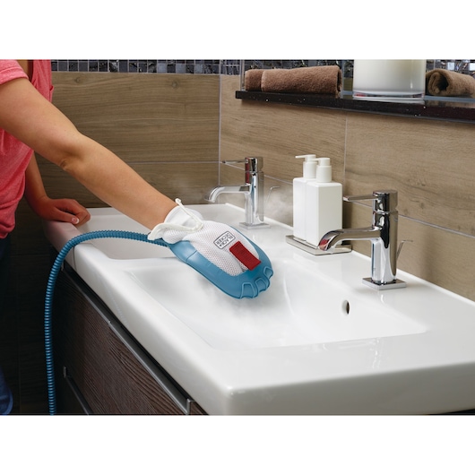 BLACKDECKER BHSM166DSM stoomreinigingshandschoen in blauw en wit gebruikt voor het schoonmaken van een wastafel, linkerzijaanzicht.