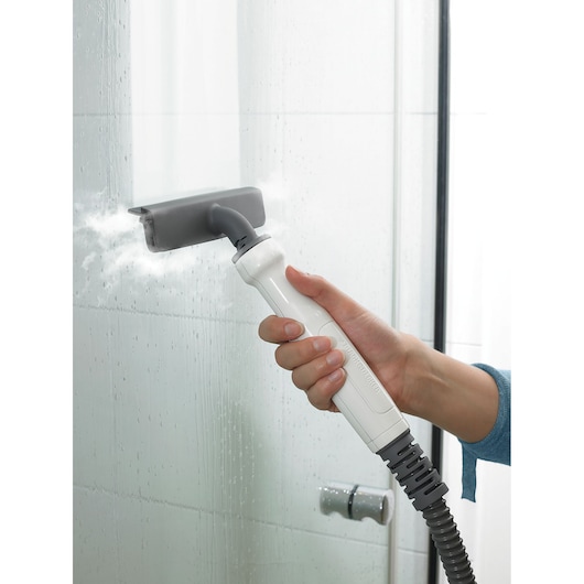 BLACKDECKER BHSM166DSM stoomreiniger handgereedschap reinigt glazen douchedeur, close-up.
