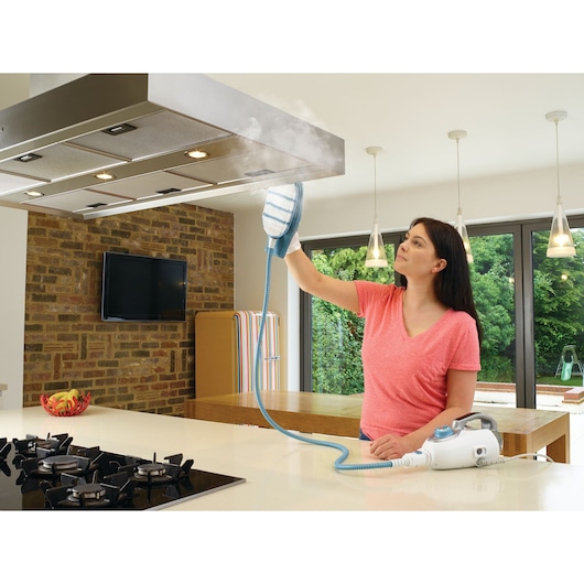 BLACK+DECKER BHSM168DSM stoomreiniger wordt in de keuken gebruikt voor het reinigen van de afzuigkap, wit en blauw ontwerp.