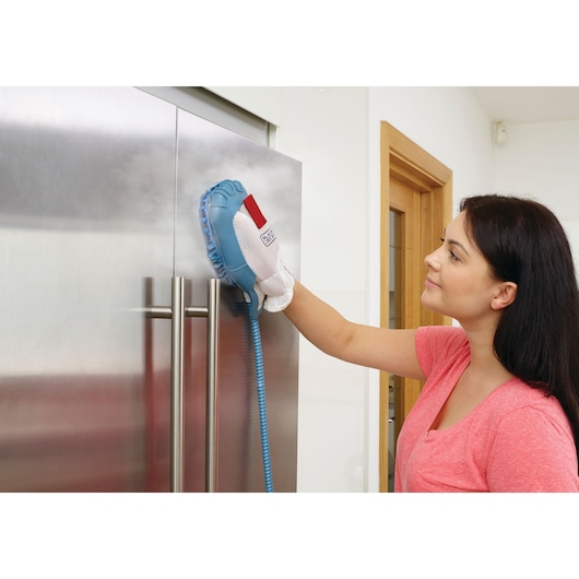 BLACKDECKER BHSM168DSM stoomreinigingshandschoen reinigt een roestvrijstalen koelkastdeur in keuken.