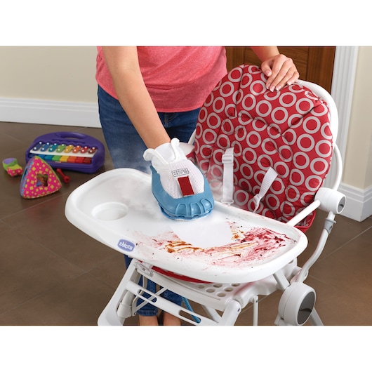 BLACKDECKER BHSM168DSM stoomreinigingshandschoen reinigt vies kinderstoelblad, rood patroon zitje, zijaanzicht.