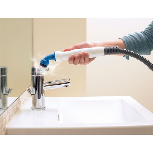 BLACKDECKER BHSM168U stoomreiniger mondstuk reinigt chromen kraan in badkamer.