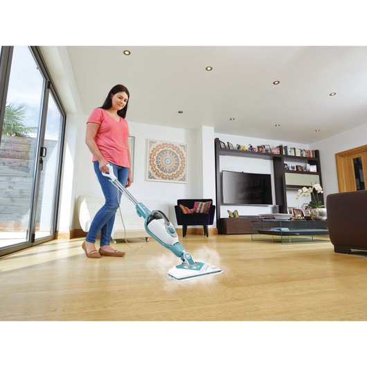 BLACKDECKER BHSM168U stoommop reinigt houten vloer in moderne woonkamer.