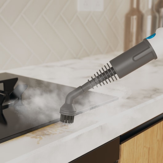 BLACK+DECKER BHSMP2314 stoomreiniger borstelaccessoire reinigt keukenblad naast kookplaat.
