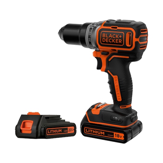 BLACK+DECKER draadloze boormachine met borstelloze motor, in oranje en zwart ontwerp, afgebeeld met twee lithiumbatterijen (18V en 20V) op een witte achtergrond.