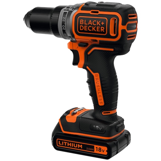 Een BLACK+DECKER draadloze boormachine met een 18V lithium batterij en een borstelloze motor. De boormachine is zwart met oranje accenten en heeft een comfortabele greep.