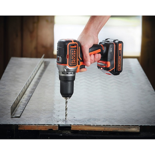 Photographie de la BLACKDECKER BL186K1B2 perceuse sans fil utilisée sur une surface métallique, 18V, batterie Lithium.