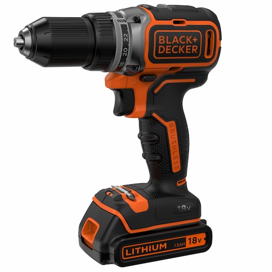 Perceuse sans fil brushless BLACK+DECKER 18V avec une batterie lithium 1,5Ah, design ergonomique en noir et orange.