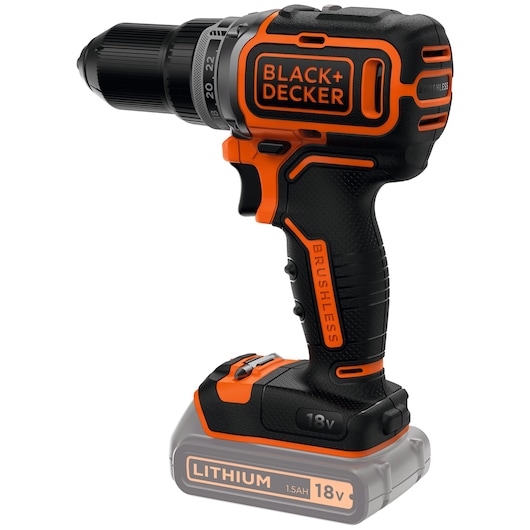 Een BLACK+DECKER snoerloze boormachine met een 18V lithium batterij en borstelloze motor, met een zwart-oranje ontwerp.