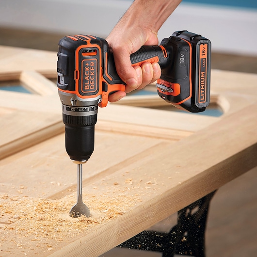 BLACKDECKER BL186N perceuse sans fil avec batterie lithium 18V perçant du bois en atelier.
