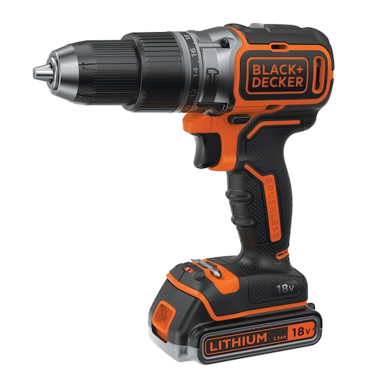 Een BLACK+DECKER draadloze boormachine met een 18V lithiumbatterij. De boormachine is oranje en zwart en heeft een borstelloze motor. De ergonomische handgreep en merknaam zijn duidelijk zichtbaar.