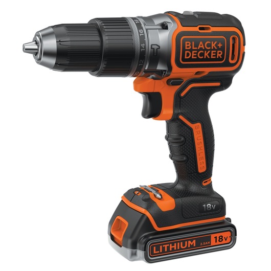 Een BLACK+DECKER draadloze boormachine met een 18V lithium batterij en een borstelloze motor, met een oranje-zwarte vormgeving.