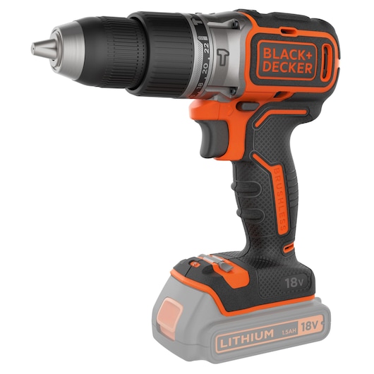 Een BLACK+DECKER 18V draadloze borstelloze boormachine, getoond zonder aangesloten batterij. De boormachine heeft oranje en zwarte kleuren, een getextureerde grip en gelabelde bediening.