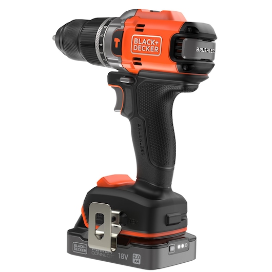 Een BLACK+DECKER draadloze boormachine met borstelloze motor en een 18V 2,0Ah accu, voorzien van een structuurgrip en metalen riemclip, ontworpen voor fotografie-toepassingen.