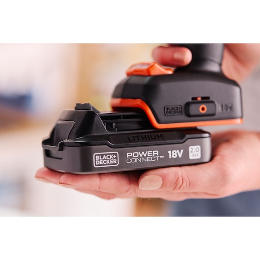 Batterie BLACK+DECKER BLD683D1 lithium 18V 2.0Ah Power Connect tenue à la main, vue rapprochée.