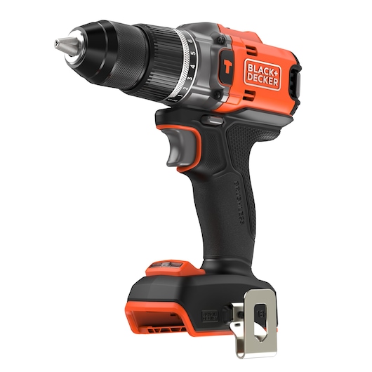 Draadloze Black+Decker boormachine met een ergonomisch zwart en oranje ontwerp, verstelbare koppelinstellingen, en een metalen riemclip aan de basis.